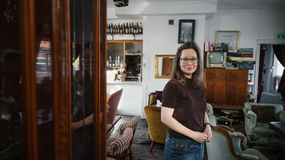 Matilda Hübinette, partiledare för Knivsta.nu, blir från årsskiftet kommunens mäktigaste politiker. Då kommer någon annan att ta över driften av puben Stationshuset, meddelar krogprofilen.