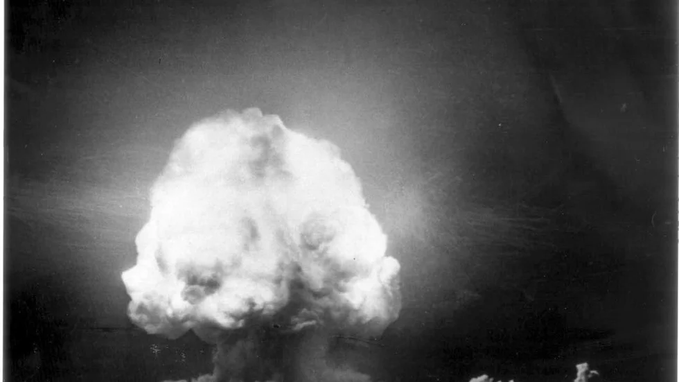 


Bilden är från 1945 och visar den första atombombsdetonationen i världen.



