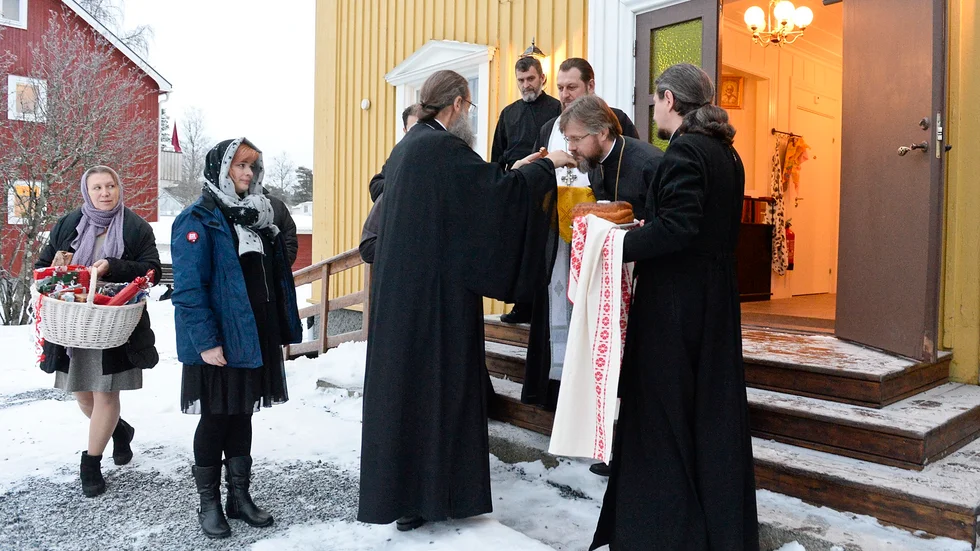 Tradition. Prästerna hälsas välkomna med bröd och salt. Foto: Carina Kvist.