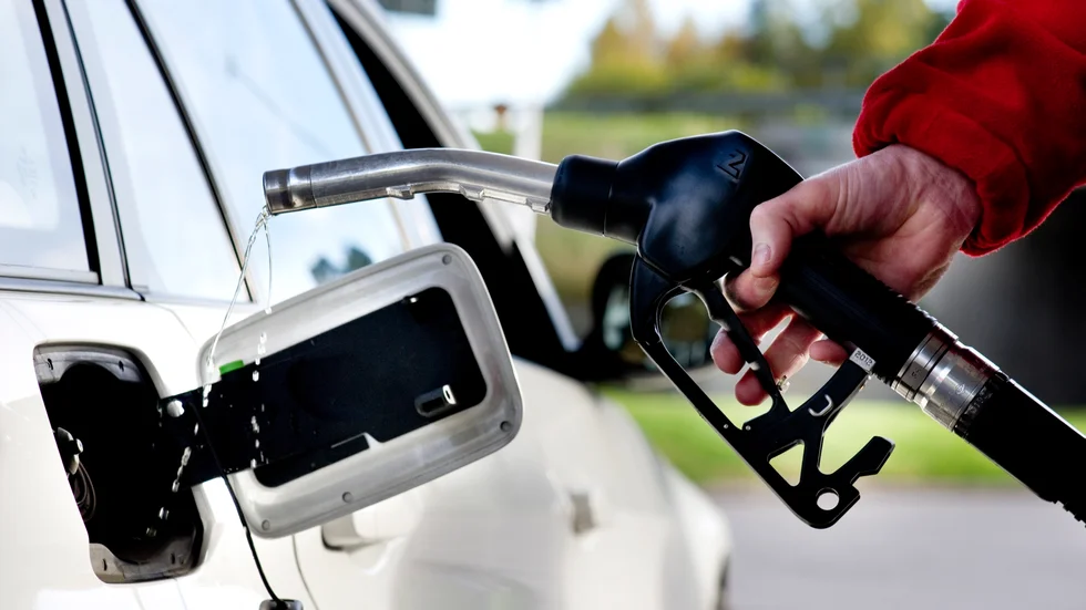 Att höja avdraget för arbetsresor med bil är rimligt, med tanke på de stigande bränslepriserna, anser en insändarskribent.