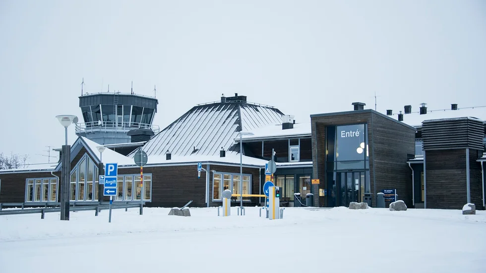 Framtiden planeras. Just nu ligger Trafikverkets utredning inför flygupphandlingen 2019-2023 ute på remiss. Ralf Lundberg, vd Arvidsjaurs flygplats, är en av dem som har skrivit ett remissyttrande. Foto: Malin Johansson