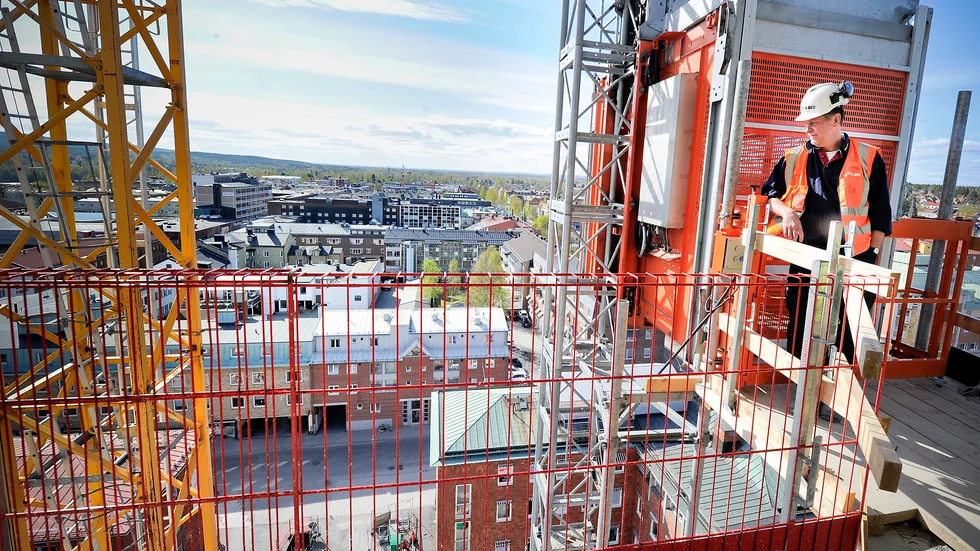 Inget för den höjdrädde. Bygghissen går på utsidan av huset och skakar en del när den färdas de knappa 50 meterna upp i luften. Foto: Leif Andersson.