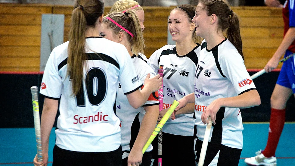 Jubel. Superkedjan slår till igen. Sanan Holmström (77), gratuleras av bland annat Emelie Engström (17).