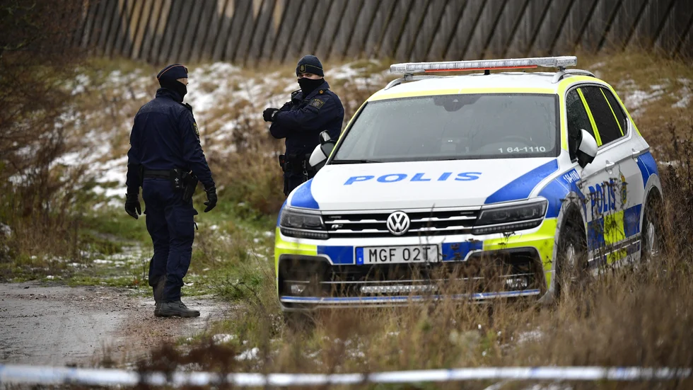 Polis på plats vid en bostad i skånska Åkarp där en kvinna har hittats död på fredagen.En man har gripits och anhållits för mord.