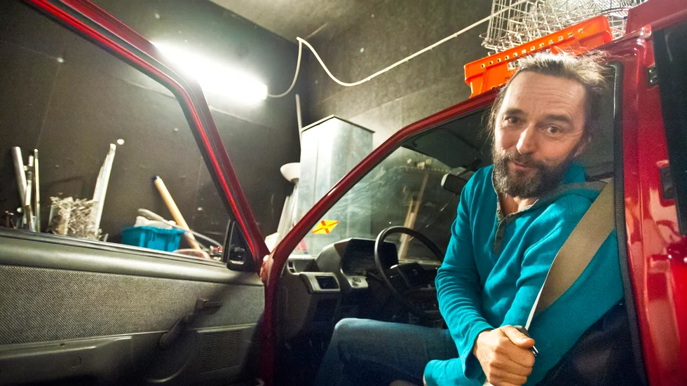 Användbar. Ulf Olausson i sin gamla Mazda från 1973. "Jag använder den till mycket, bland annat att spela in ljuden från bilsätena och bildörrarna". Foto: Emilie Sjölund.