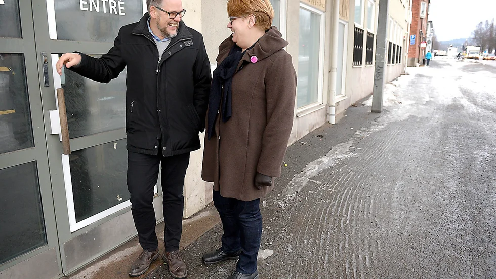 Start för projekt med röd tråd. Näringslivschef Bengt Ivansson och kommunalråd Monica Vidman Lundmark står utanför E4-huset i centrala Skellefteå. Till hösten sker invigning: ”Istället för att klippa band, kanske vi ska knyta ihop ett band”, säger Monica Vidman Lundmark. Foto: Ulf Johansson.