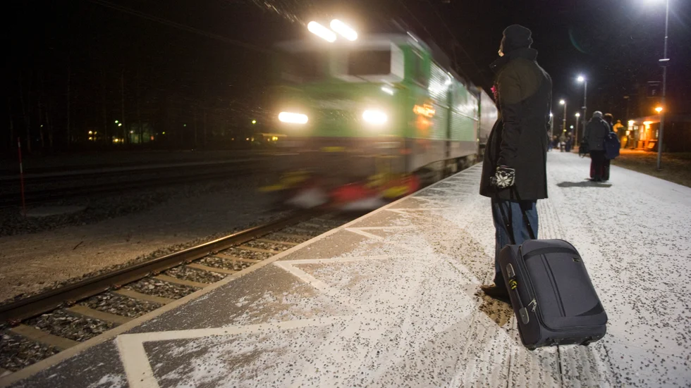 På perrongen. Trafikverket beslutade tidigare att skynda på spårbytet, bland annat efter några urspårningar. Men nu har verket backat från planerna.