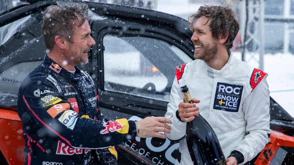 Sebastien Loeb och Sebastian Vettel firade med champange efter finalen i Race of Champions. Vettel fick inte upp sin kork, men fick låna fransmannens flaska.