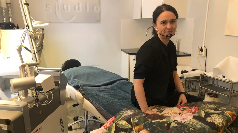 Hudterapeuten Camilla Vikberg Nilsson tar emot allt fler kunder som vill ha hjälp att ta bort tatueringar. "Fler och fler får veta att jag finns och vad jag vet är jag den enda i stan som erbjuder det här", säger hon.