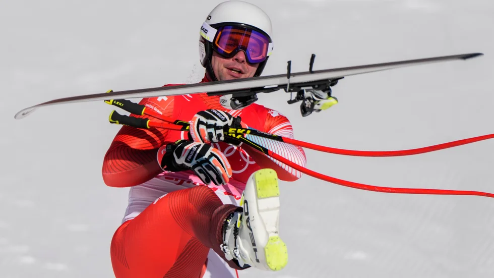 Beat Feuz firade sin målgång med ett cirkusnummer med ena skidan.
