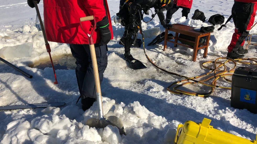 12 mars 2019: Dykare gör sig redo att gå ned, uppdraget är att täta eller tömma tanken.