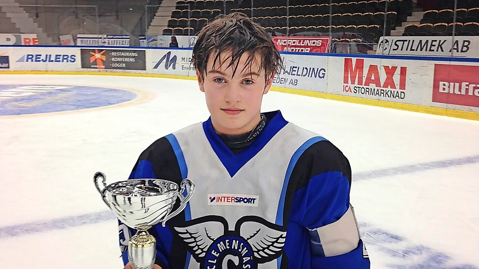 En ännu yngre Höglander efter andraplatsen med Clemensnäs HC i Klimpens Cup år 2014. 