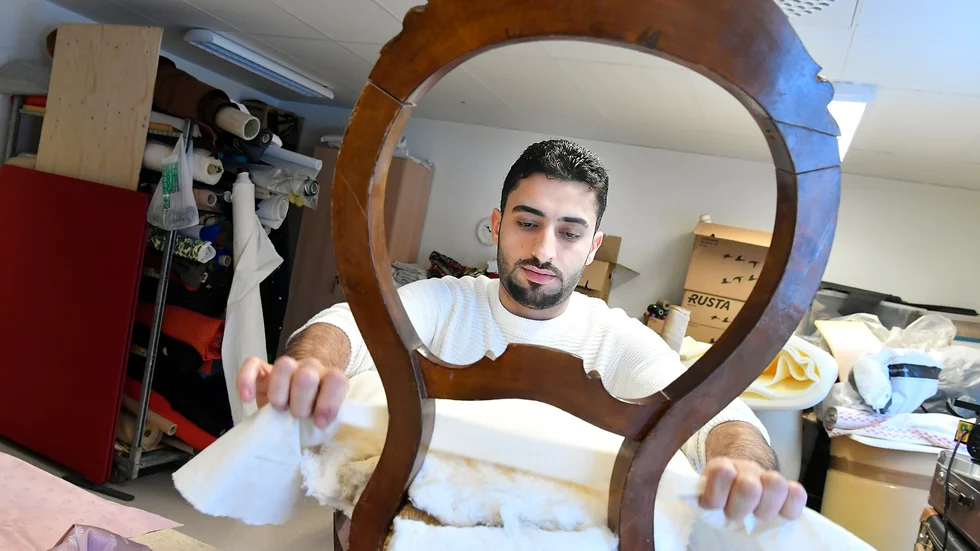 Efter fem år i Sverige har Mohamad Sassila snart nått sitt mål - en egen tapetserarverkstad.