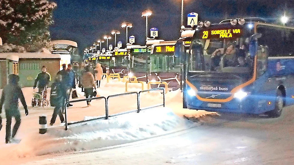 Här på busstationen i Skellefteå byter eleven buss.
