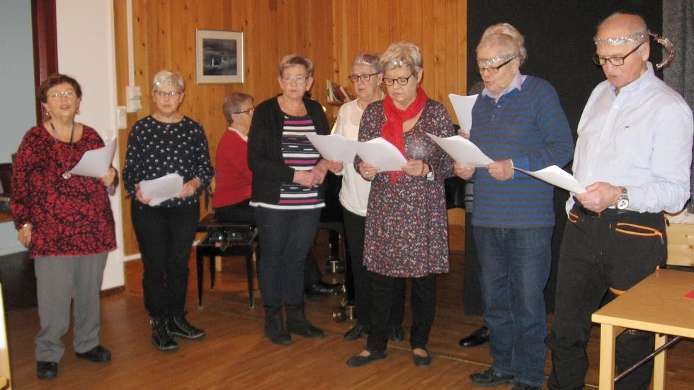 Sångare är vi allihopa, Britt Sundqvist, Gunnel Vikström,Anette Norlin vid pianot, Anita Nilsson, Inga-Britt Söderström, Sigrid Nilsson, skymd, Astrid Forsell, Lars-Göran Burman, Erland Wennberg,