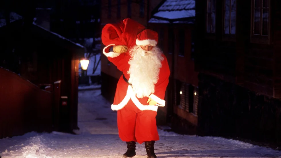Kanske är tomten på väg till riksdagen med julklappar till partiledarna.