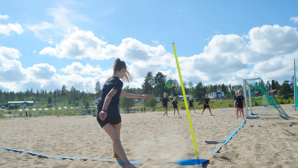 I dag sparkar beachfotbollen i Boviken igång, men så fort planerna var spelklara var kågelaget Everything counts på plats för att tjuvträna.