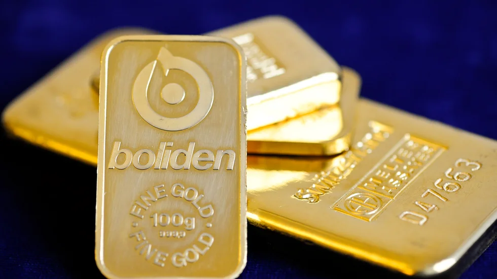 Att smida guld till tackor eller andra föremål är en urgammal och känd teknik. Nu har forskare vid Chalmers upptäckt att ett guldföremåls yta kan fås att smälta i ett elektronmikroskop. 