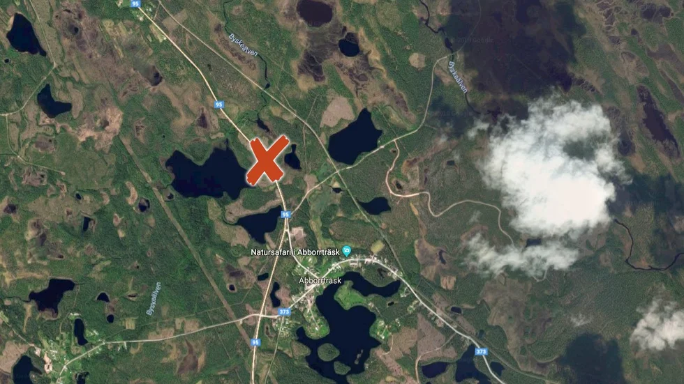 Olyckan ska ha skett längs väg 95, strax norr om samhället, enligt angivna koordinater.