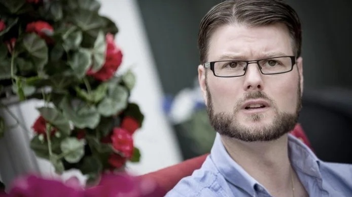 "Många trodde att den extrema politiken skulle få ett slut när Miljöpartiet lämnade regeringen. Tyvärr har det blivit tvärtom", menar Edward Riedl (M), riksdagsledamot.