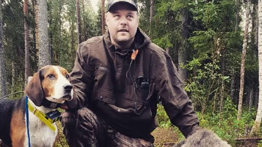 Benny Bäcklund fällde en björn i Bissjön utanför Lövånger på torsdagen. Med sig hade han hunden Ljusvattnetsbergets Torres. 