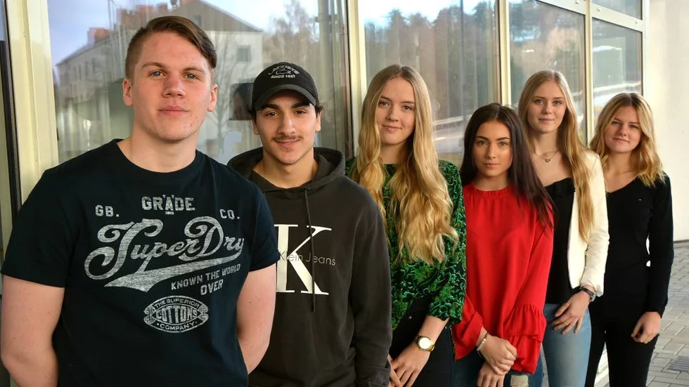 Ungdomsriksdagsledamöter. Per Leander, Dana Mostafaie, Tilda Gustafson, Minna Bauer, Elvira Ripskog och Madeleine Engström utanför Bildningen.
