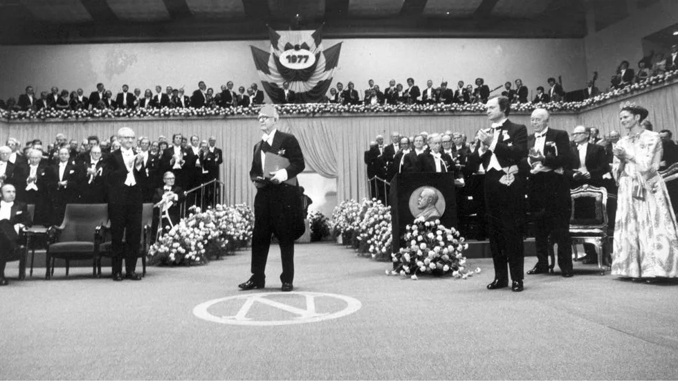 Nobelpris. Bertil Ohlin har på bilden precis tagit emot ekonomipriset till Alfred Nobels minne av den unge kungen 1977. Ohlins dagar känns fjärran nuets Liberaler.