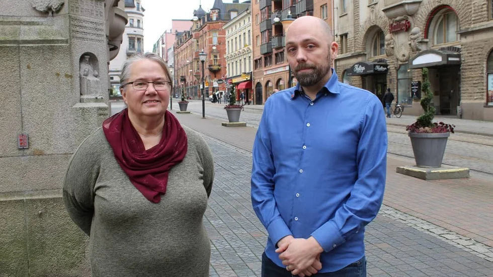 Skuggbudget. "Vi väljer att lägga pengarna på välfärdssatsningar och bostäder för alla", säger Mona Olsson (V) och Nicklas Lundström (V).