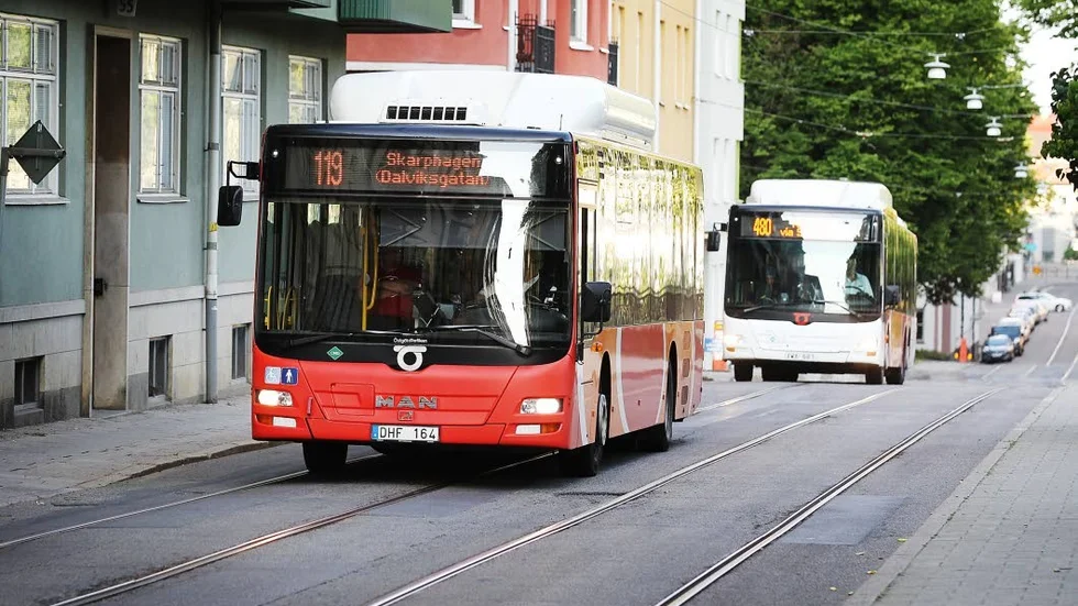 Exploderade. När en förare på Östgötatrafiken skulle fylla på bussen med gas exploderade handtaget.