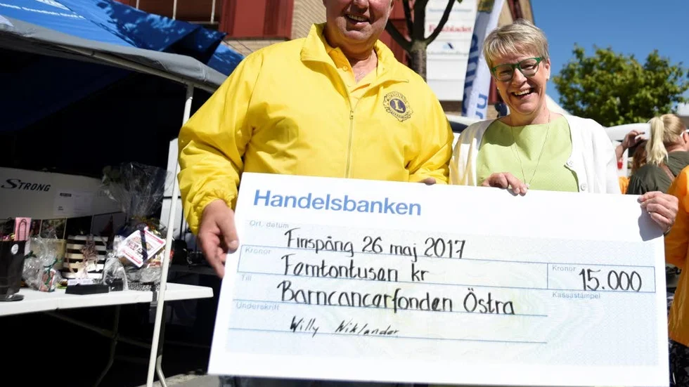 Glädje. Willy Wiklander, Lions club överlämnade en check på 15 000 kronor till Helene Esping, Barncancerföreningen Östra.