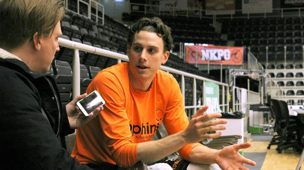 TRYGGA HÄNDER. Cole Darling har varit Dolphins bästa spelare så här långt. "Det tog ett tag att vänja sig men det passar mig," säger 25-åringen.