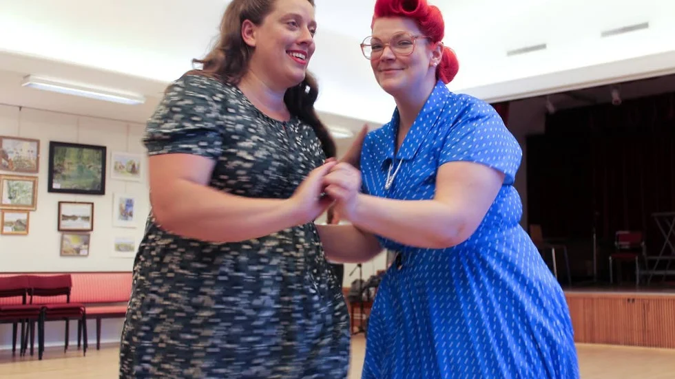 Karin Holst och Mahlin Wiggur hur man dansar lindy hop. "Vi är väldigt könsneutrala. Det spelar ingen roll vem som för eller följer" berättar Mahlin Wiggur.
Foto: Sara Segraeus