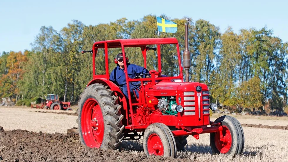 Tyranni. Annandagens skribenter slår flera slag för bättre service och företagsvillkor på landsbygden. Traktorn är från förr.
