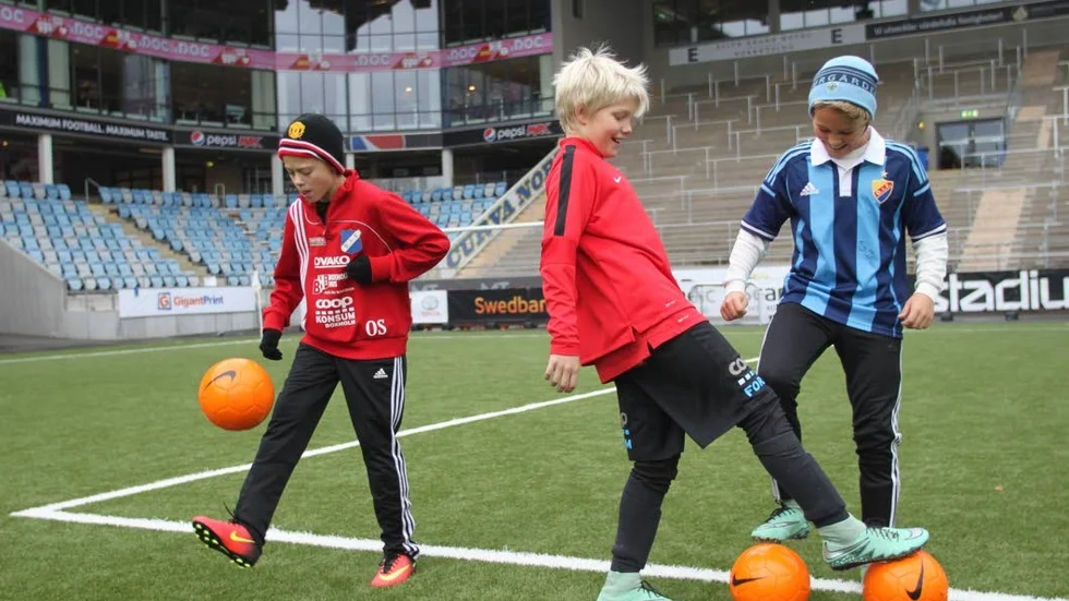 Axel Svärd, Fabian Sjögren och Rasmus Rytter Carpman stortrivdes med att få träna på stora Östgötaporten.