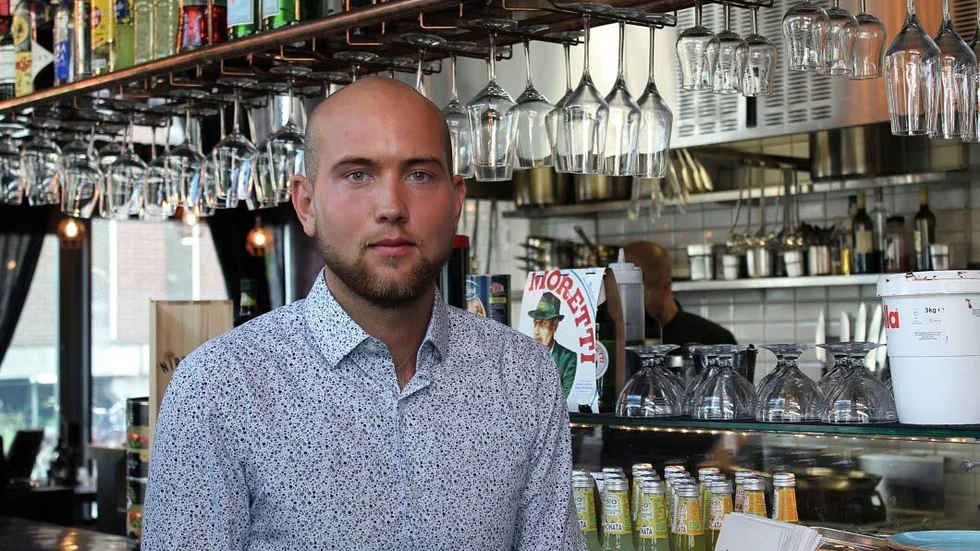 Jonathan Ståhling söker en medellång, blond tjej som åt på restaurangen han jobbar på.