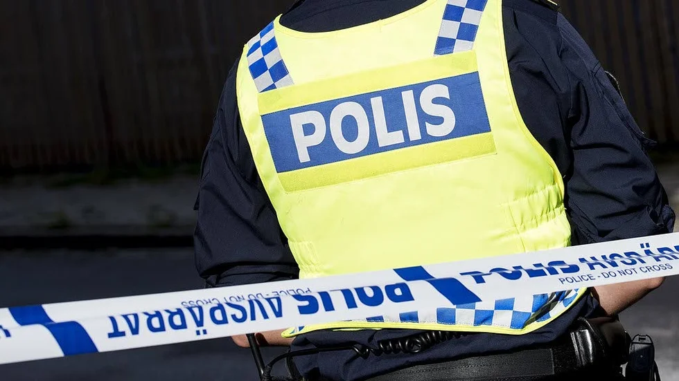 Grovt vapenbrott. Polisen utreder en 25-årig Finspångsbo som häktats för grovt vapenbrott och grovt narkotikabrott.