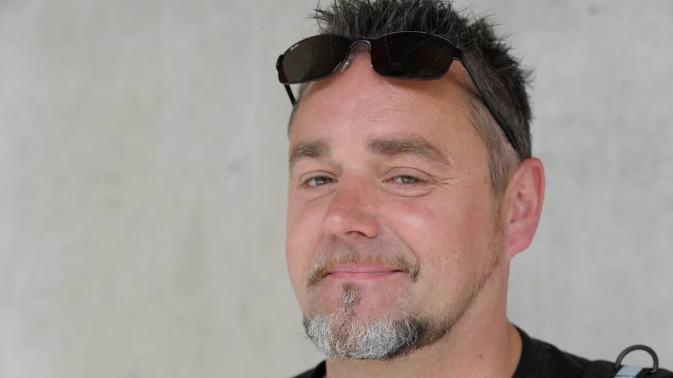 Jack Vreeswijk hyllar sin fars minne. Arkivbild