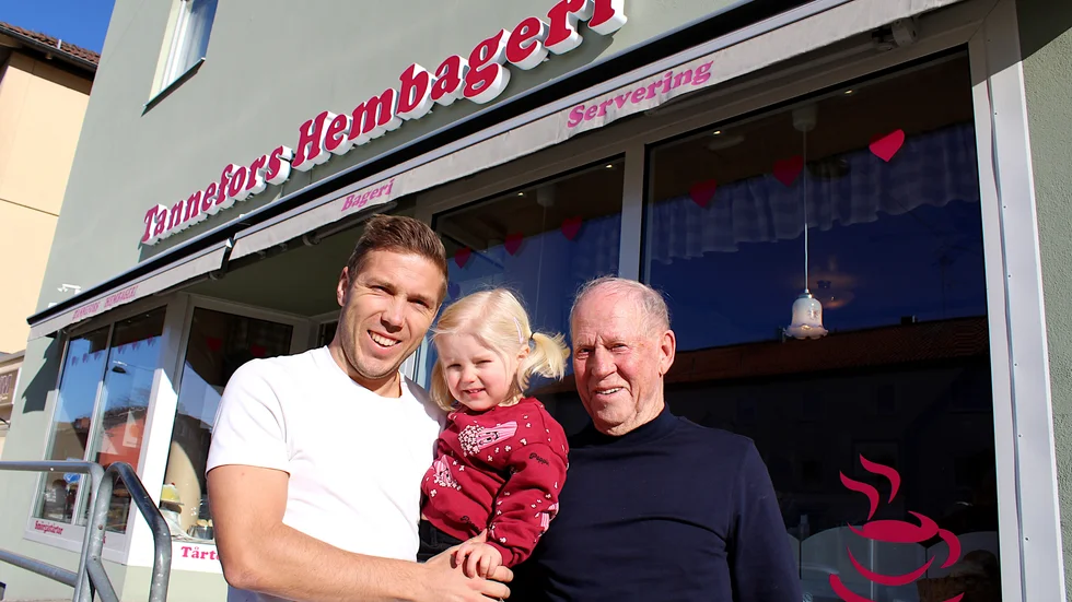 Farfar Lasse är lika populär hos fotbollsproffset Anton Tinnerholm som dennes tvååriga dottern Scarlett. "Han har alltid varit så bra med barn", intygar Anton.