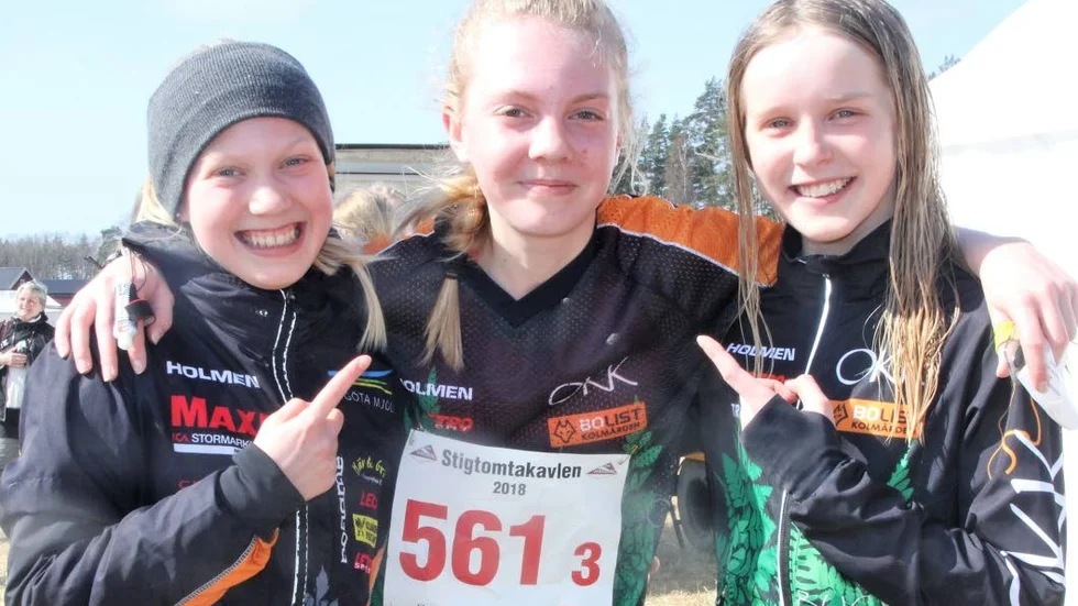 Den här unga trion från OK Kolmården blev tvåa i D 13-16. Annie Lund (till vänster) och Yrsa Röjgård grattar Linnea Lund som lyfte laget flera placeringar på slutsträckan.