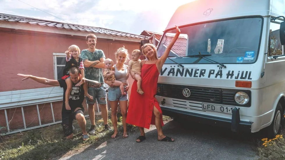 I Familjer på hjul får vi se hur två småbarnsfamiljer från Norrköping sliter med att renovera en van.