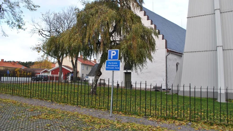 Inte än. Men snart blir det reglerad parkering på kyrkans p-platser.
