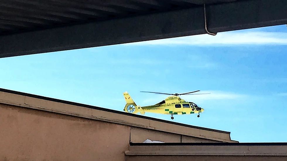 På väg. I Malå tvingas ambulanshelikoptern trängas med bilarna på sjukstugans parkering. Foto: Arkiv Arkiv.