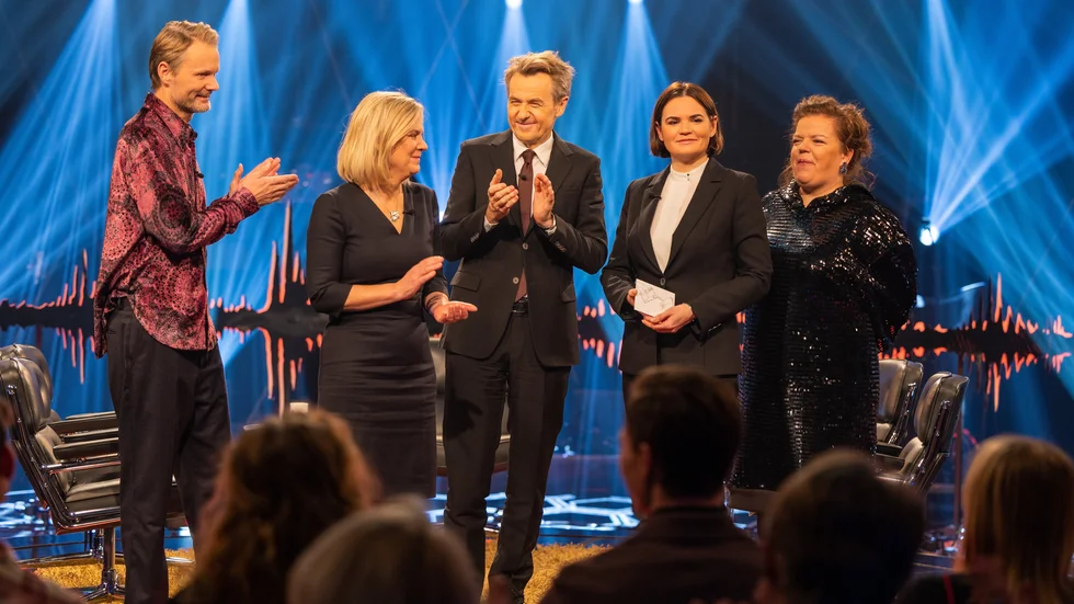 Fredrik Skavlan i avskedsprogrammet tillsammans med Felix Herngren, Sveriges första kvinnliga statsminister Magdalena Andersson, Vitrysslands oppositionsledare Svetlana Tichanovaskaja och komikern Else Kåss Furuseth. Pressbild.