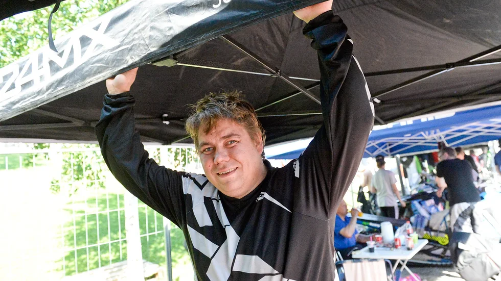 Morten Blien bjuder på ett leende i sin depå inför det stora finalracet. Foto: Carina Kvist.