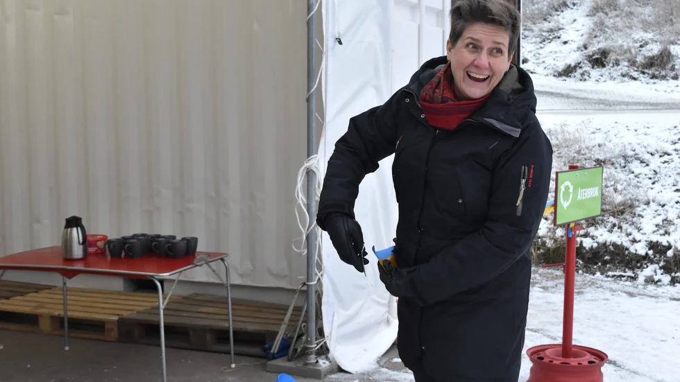 Karolina Hedlund, förvaltningschef på samhällsbyggnadsförvaltningen i Kinda kommun, klipper bandet till den nya återbrukssektionen på Adlerskogs avfallsanläggning i Kisa.