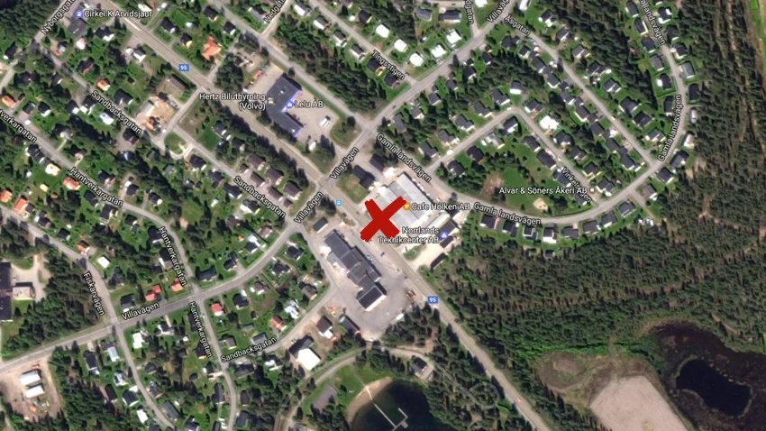 Tjuvarnas bil ska ha varit parkerad framför NTC:s lokaler. Polisen söker vittnen.