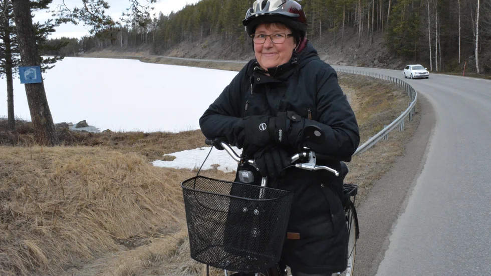 På väg. Ingela Westerlund-Svahn brukar cykla längs vägen ibland. Foto: Lennart Enkvist.