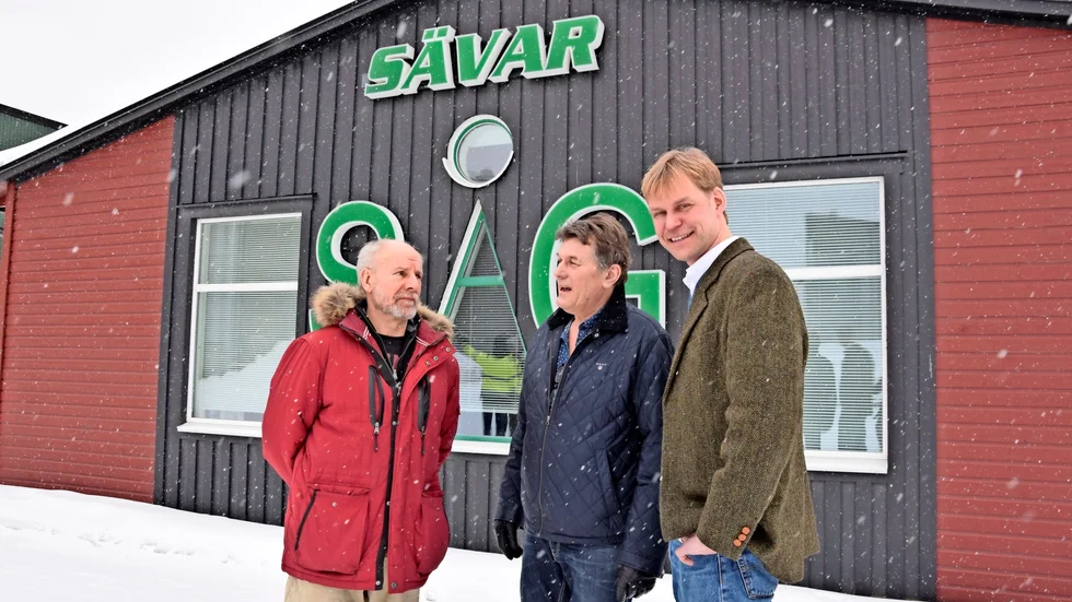 Stor dag. Tre experter på datortomografi på trä, Olle Hagman, professor i trämetri (t v), Stig Grundberg, chef vid sågen i Sävar och Johan Oja, chef vid sågen i Kåge, samt teknisk chef vid Norra Skogsägarna, är glada över satsningarna i Sävar som ska göra sågen unik. Foto: Lars Andersson.