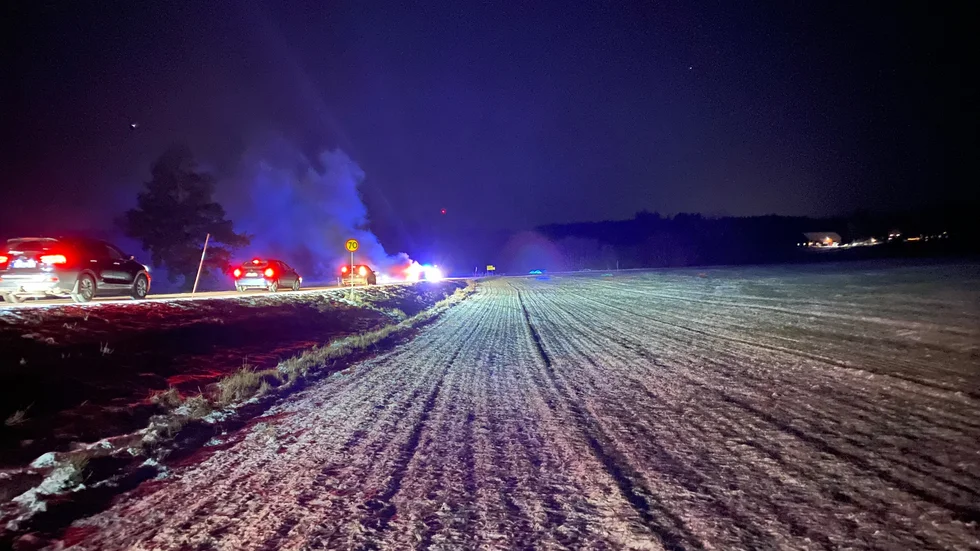 Kraftig rök syns komma från bilen.