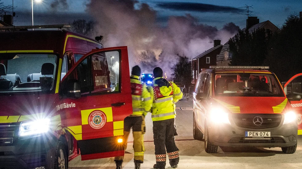 Räddningstjänsten på plats i bostadsområdet i Sandviken där en villa började brinna under natten mot juldagen.